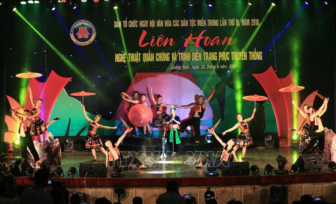 Trong ảnh: Phần trình diễn trang phục dân tộc đến từ tỉnh Nghệ An. Ảnh: Trọng Đạt -TTXVN