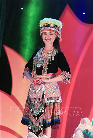 Trong ảnh: Phần trình diễn trang phục dân tộc Mông đến từ tỉnh Nghệ An. Ảnh: Trọng Đạt -TTXVN
