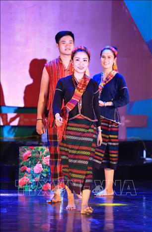 Trong ảnh: Phần trình diễn trang phục dân tộc Raglai đến từ tỉnh Khánh Hoà. Ảnh: Trọng Đạt -TTXVN