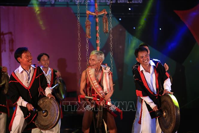 Trong ảnh: Phần trình diễn trang phục dân tộc Chăm đến từ tỉnh Bình Định. Ảnh: Trọng Đạt -TTXVN