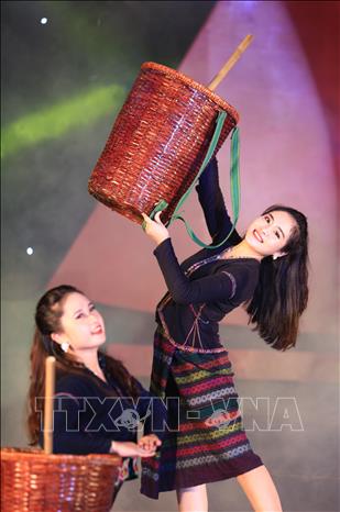 Trong ảnh: Phần trình diễn trang phục dân tộc Bru-Vân Kiều đến từ tỉnh Quảng Bình. Ảnh: Trọng Đạt -TTXVN