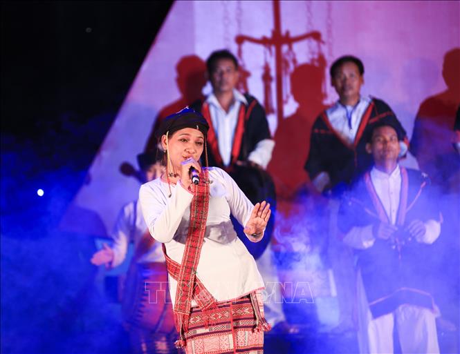 Trong ảnh: Phần trình diễn trang phục dân tộc Chăm đến từ tỉnh Bình Định. Ảnh: Trọng Đạt -TTXVN