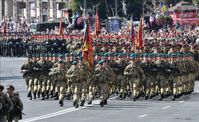 Trong ảnh: Quân nhân Ukraine tham gia lễ duyệt binh kỷ niệm 27 năm Ngày Độc lập tại Kiev, ngày 25/8. Ảnh: AFP/ TTXVN