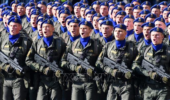 Trong ảnh: Quân nhân Ukraine tham gia lễ duyệt binh kỷ niệm 27 năm Ngày Độc lập tại Kiev, ngày 25/8. Ảnh: AFP/ TTXVN