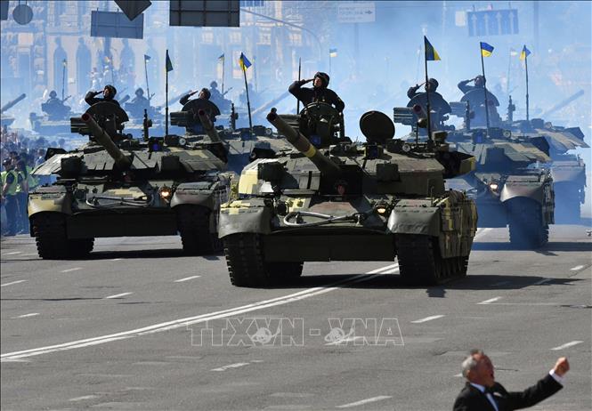 Trong ảnh: Xe tăng Ukraine tham gia lễ duyệt binh kỷ niệm 27 năm Ngày Độc lập tại Kiev, ngày 25/8. Ảnh: AFP/ TTXVN