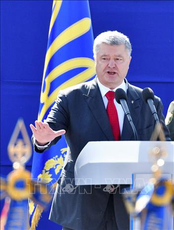 Trong ảnh: Tổng thống Ukraine Petro Poroshenko phát biểu tại lễ duyệt binh kỷ niệm 27 năm Ngày Độc lập ở Kiev, ngày 25/8. Ảnh: AFP/ TTXVN