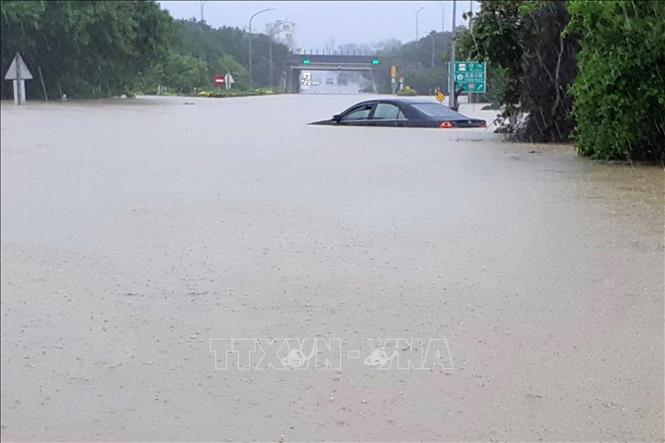 Trong ảnh: Ngập lụt do mưa lớn tại huyện Chiayi, miền Trung Đài Loan (Trung Quốc) ngày 24/8. Ảnh: AFP/ TTXVN