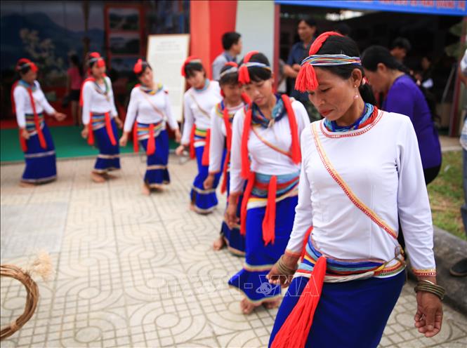 Trong ảnh: Phần trình diễn trích đoạn “Lễ hội Ăn Trâu” của đồng bào người COR đến từ tỉnh Quảng Ngãi. Ảnh: Trọng Đạt - TTXVN