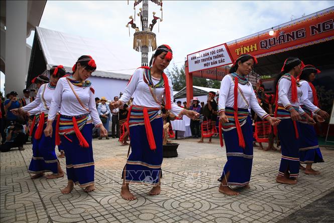Trong ảnh: Phần trình diễn trích đoạn “Lễ hội Ăn Trâu” của đồng bào người COR đến từ tỉnh Quảng Ngãi. Ảnh: Trọng Đạt - TTXVN