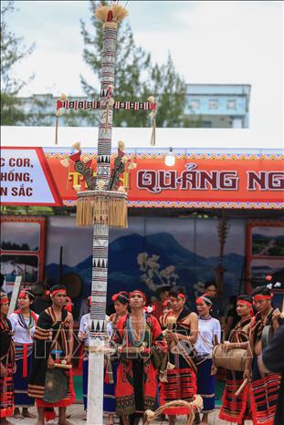 Trong ảnh: Phần trình diễn trích đoạn “Lễ hội Ăn Trâu” của đồng bào người COR đến từ tỉnh Quảng Ngãi. Ảnh: Trọng Đạt - TTXVN