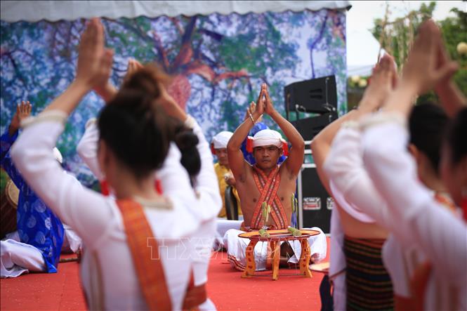 Trong ảnh: Phần trình diễn trích đoạn “Lễ hội Cầu an” mang đậm văn hoá tín ngưỡng phồn thực của đồng bào người Chăm đến từ tỉnh Bình Thuận. Ảnh: Trọng Đạt - TTXVN