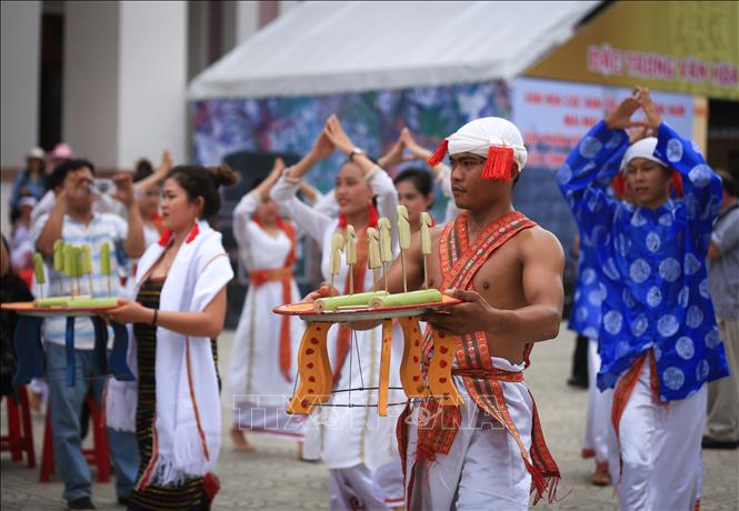 Trong ảnh: Phần trình diễn trích đoạn “Lễ hội Cầu an” mang đậm văn hoá tín ngưỡng phồn thực của đồng bào người Chăm đến từ tỉnh Bình Thuận. Ảnh: Trọng Đạt - TTXVN