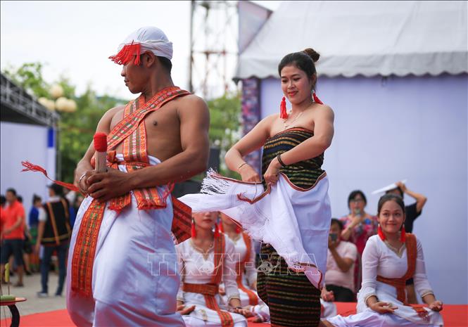 Trong ảnh: Phần trình diễn trích đoạn “Lễ hội Cầu an” mang đậm văn hoá tín ngưỡng phồn thực của đồng bào người Chăm đến từ tỉnh Bình Thuận. Ảnh: Trọng Đạt - TTXVN