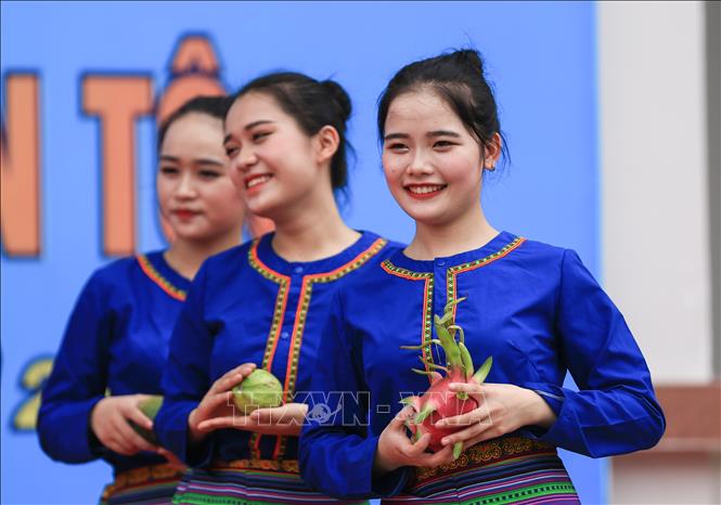 Trong ảnh: Các cô gái trong trang phục dân tộc Chứt đến từ Hà Tĩnh. Ảnh: Trọng Đạt - TTXVN