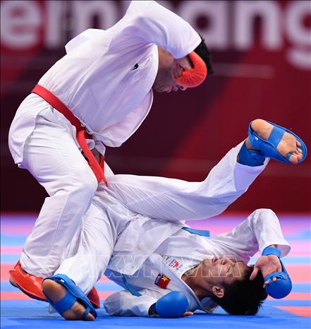 Trong ảnh: Võ sĩ Nguyễn Minh Phụng (phải) thi đấu với đối thủ Sajad Ganjzadeh của Iran tại chung kết ASIAD 2018 nội dung Kumite hạng +84 kg nam diễn ra ở Jakarta, Indonesia ngày 25/8. Ảnh: THX/ TTXVN