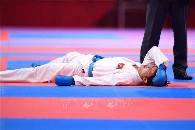 Trong ảnh: Võ sĩ Nguyễn Minh Phụng sau khi thất bại trước đối thủ Sajad Ganjzadeh của Iran tại chung kết ASIAD 2018 nội dung Kumite hạng +84 kg nam diễn ra ở Jakarta, Indonesia ngày 25/8. Ảnh: THX/ TTXVN