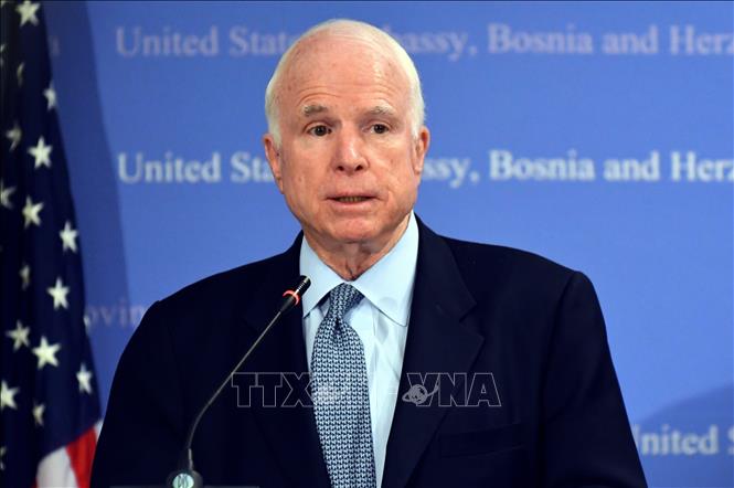 Trong ảnh (tư liệu): Thượng Nghị sĩ John McCain trong cuộc họp báo tại Đại sứ quán Mỹ ở Sarajevo tháng 4/2017. Ảnh: AFP/ TTXVN