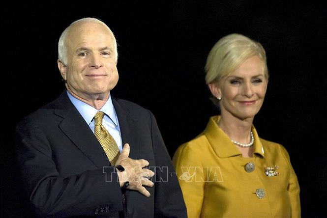 Trong ảnh (tư liệu): Thượng nghị sĩ John McCain và vợ Cindy trong cuộc vận động tranh cử Tổng thống Mỹ năm 2008 ở thị trấn quê nhà Phoenix, bang Arizona. Ảnh: AFP/ TTXVN 