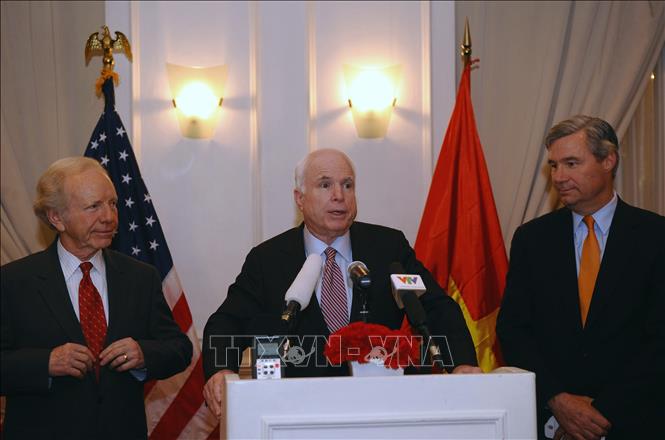 Trong ảnh (tư liệu): Thượng nghị sĩ John McCain trong cuộc họp báo tại Hà Nội nhân chuyến thăm Việt Nam ngày 19/1/2012. Ảnh: AFP/ TTXVN 