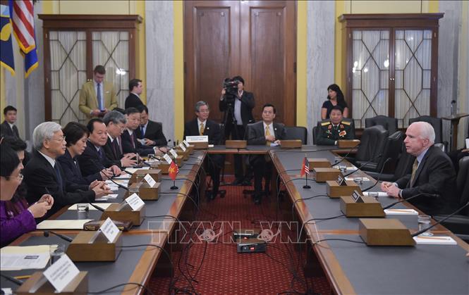Trong ảnh (tư liệu): Thượng nghị sĩ John McCain (phải) tiếp kiến Tổng Bí thư Ban chấp hành Trung ương Đảng Cộng sản Việt Nam Nguyễn Phú Trọng (thứ 3, bên trái) đang ở thăm Mỹ ngày 8/7/2015. Ảnh: AFP/ TTXVN 