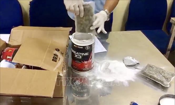 Trong ảnh: Cần sa được các đối tượng hút chân không, cất giấu ở trong hộp sữa. Ảnh: Anh Tuấn - TTXVN.