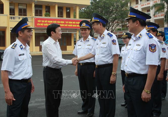 Trong ảnh: Chủ tịch nước Trương Tấn Sang thăm hỏi cán bộ, chiến sĩ Bộ tư lệnh Cảnh sát biển Việt Nam, sáng 1/7/2014, tại Hà Nội. Ảnh: Nguyễn Khang – TTXVN