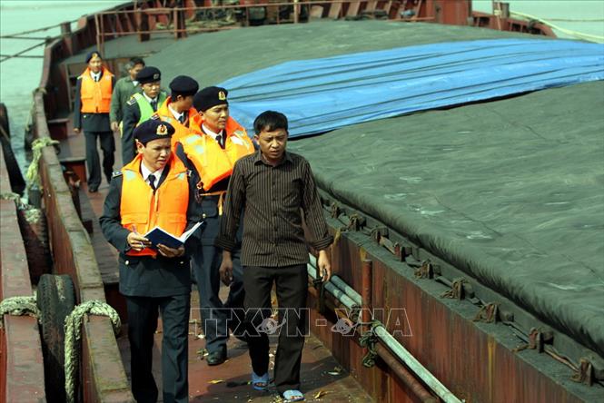 Trong ảnh: Lực lượng cảnh sát biển kiểm tra, bắt giữ tàu chở than lậu tại Hòn Mây, Vịnh Hạ Long (Quảng Ninh). Ảnh: Trọng Đức-TTXVN.