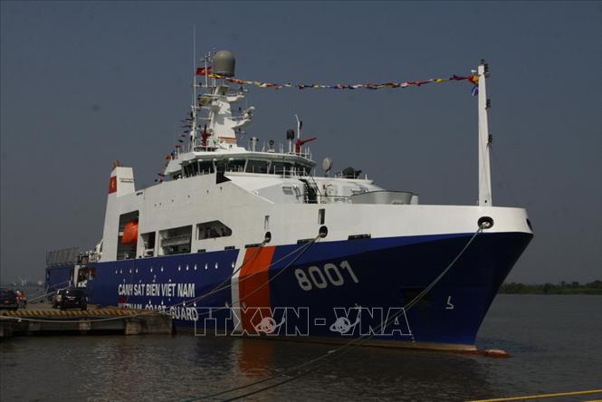 Trong ảnh: Tàu Cảnh sát biển 8001 đa năng, hiện đại do Nhà máy Z189 (Tổng cục Công nghiệp Quốc phòng) đóng mới, góp phần tăng cường khả năng, hiệu quả thực hiện nhiệm vụ tuần tra của lực lượng Cảnh sát biển. Ảnh: Trọng Đức – TTXVN