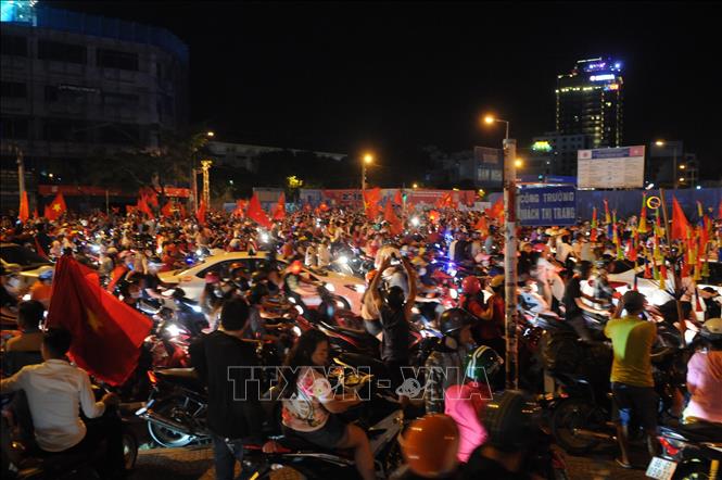 Trong ảnh: Các cổ động viên Thành phố Hồ Chí Minh diễu hành trên các tuyến đường khu trung tâm. Ảnh: Hoàng Hải - TTXVN
