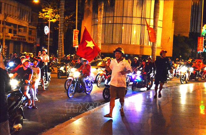 Trong ảnh: Người dân thành phố Buôn Ma Thuột ăn mừng chiến thắng. Ảnh: Tuấn Anh - TTXVN