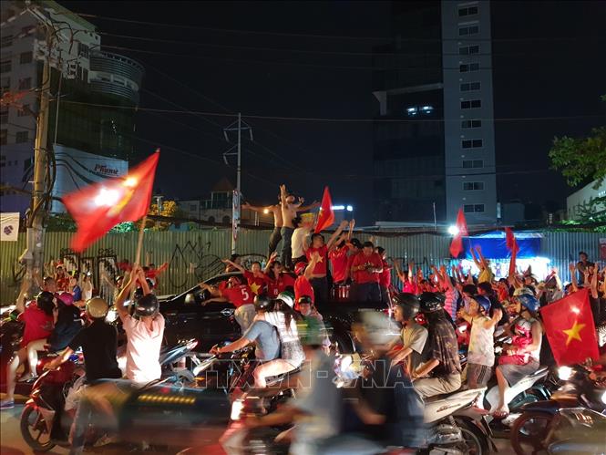 Trong ảnh: Các cổ động viên ăn mừng tại trung tâm Thành phố Hồ Chí Minh. Ảnh: Thành Chung - TTXVN