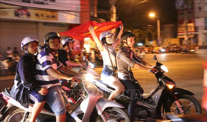 Trong ảnh: Người dân thành phố Long Xuyên, tỉnh An Giang đổ ra đường ăn mừng chiến thắng của đội tuyển Olympic Việt Nam. Ảnh: Công Mạo - TXVN