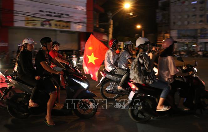 Trong ảnh: Người dân thành phố Long Xuyên, tỉnh An Giang đổ ra đường ăn mừng chiến thắng của đội tuyển Olympic Việt Nam. Ảnh: Công Mạo - TXVN