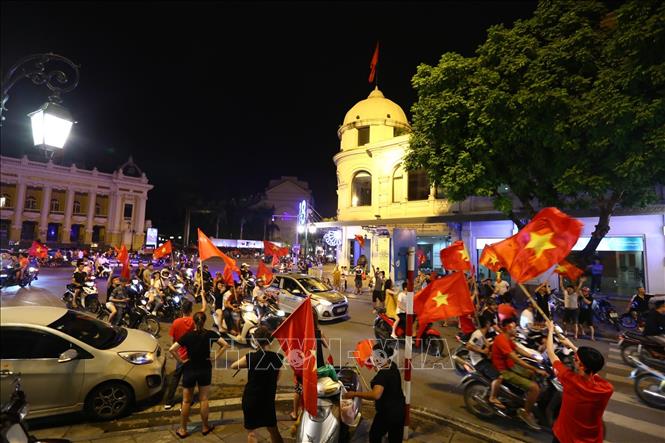 Trong ảnh: Người dân Thủ đô Hà Nội vui mừng chiến thắng. Ảnh: 	
Bùi Cương Quyết - TTXVN