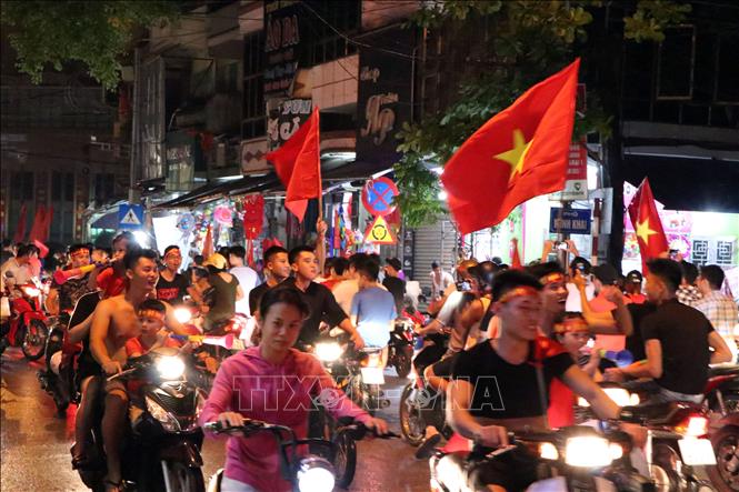 Trong ảnh: Hàng nghìn cổ động viên Hải Dương xuống đường cổ vũ Olympic Việt Nam sau chiến thắng trước đội tuyển Olympic Syria.
Ảnh: Mạnh Tú - TTXVN