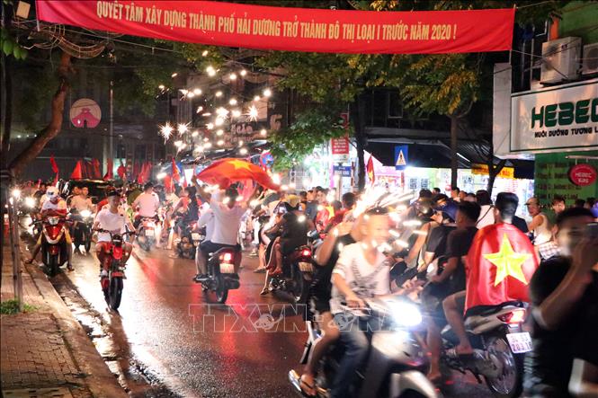 Trong ảnh: Hàng nghìn cổ động viên Hải Dương xuống đường cổ vũ Olympic Việt Nam sau chiến thắng trước Olympic Syria. Ảnh: Mạnh Tú - TTXVN