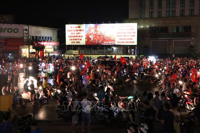 Trong ảnh: Hàng nghìn cổ động viên Hải Dương xuống đường cổ vũ Olympic Việt Nam sau chiến thắng trước Olympic Syria. Ảnh: Mạnh Tú - TTXVN