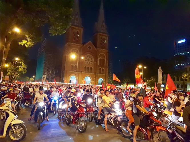 Trong ảnh: Hàng ngàn cổ động viên tập trung khu vực Nhà thờ Đức Bà (TP Hồ Chí Minh) ăn mừng chiến thắng của đội tuyển Olympic Việt Nam. Ảnh: Thành Chung - TTXVN