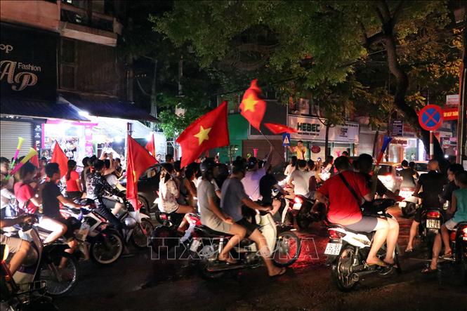 Trong ảnh: Hàng nghìn cổ động viên Hải Dương xuống đường cổ vũ Olympic Việt Nam sau chiến thắng trước Olympic Syria. Ảnh: Mạnh Tú - TTXVN