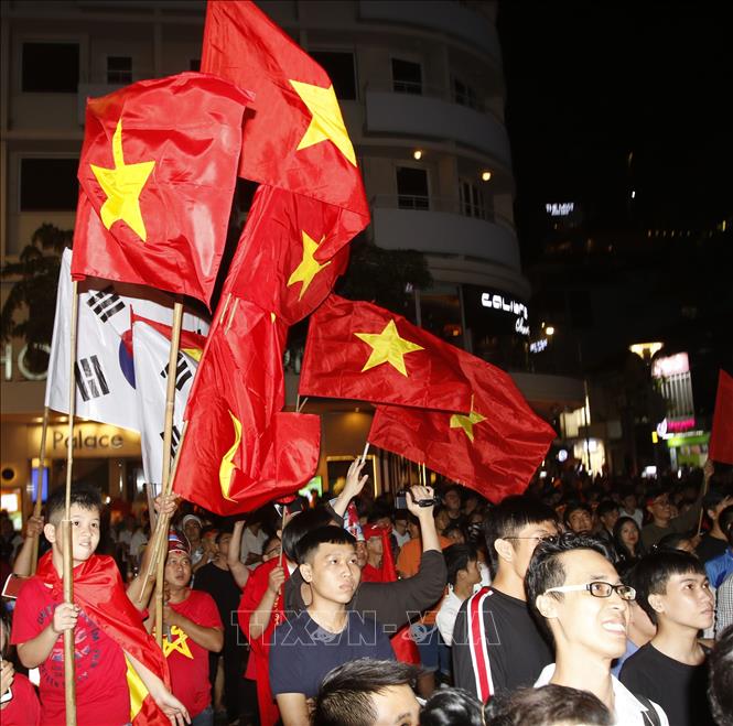 Trong ảnh: Các cổ động viên Thành phố Hồ Chí Minh mừng chiến thắng trên phố đi bộ Nguyễn Huệ. Ảnh: Hoàng Hải - TTXVN