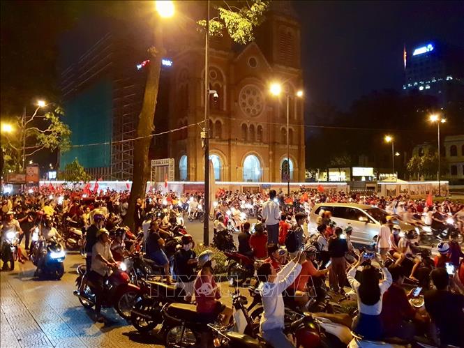 Trong ảnh: Hàng ngàn cổ động viên tập trung khu vực Nhà thờ Đức Bà (TP Hồ Chí Minh) ăn mừng chiến thắng của đội tuyển Olympic Việt Nam. Ảnh: Thành Chung - TTXVN