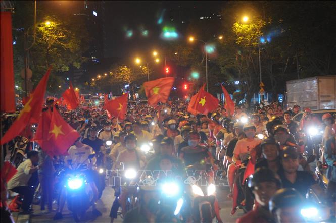 Trong ảnh: Các cổ động viên Thành phố Hồ Chí Minh diễu hành trên các tuyến đường khu trung tâm. Ảnh: Hoàng Hải - TTXVN
