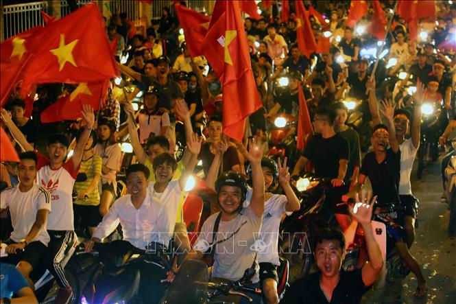  Trong ảnh: Hàng nghìn người dân Hà Nội xuống đường cổ vũ cho đội Olympic Việt Nam vào Bán kết môn bóng đá nam tại ASIAD 2018. Ảnh: Quang Quyết-TTXVN