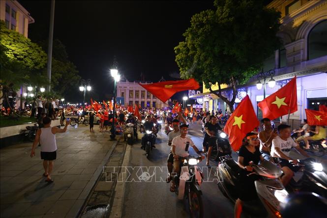 Trong ảnh: Người dân Thủ đô ra đường ăn mừng chiến thăng lịch sử của đội tuyển Olympic Việt Nam. Ảnh: Minh Quyết - TTXVN
