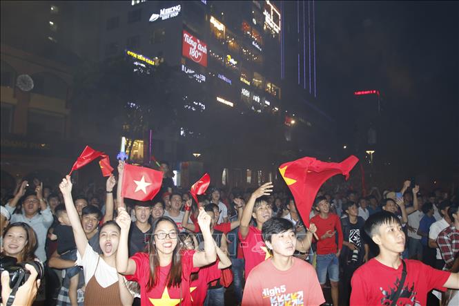 Trong ảnh: Các cổ động viên Thành phố Hồ Chí Minh đã mừng chiến thắng trên phố đi bộ Nguyễn Huệ. Ảnh: Hoàng Hải -TTXVN