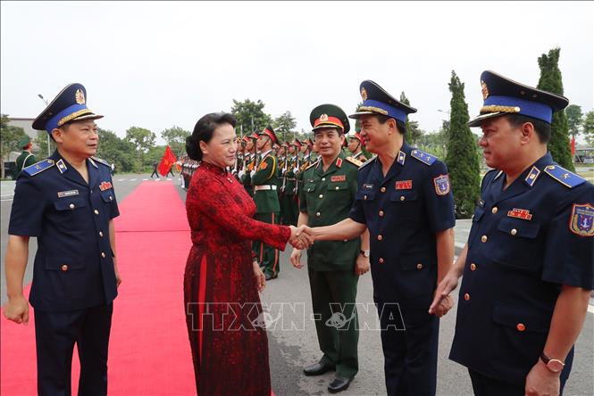 Photo: National Assembly Chairwoman Nguyen Thi Kim Ngan meets officers at the ceremony. VNA Photo: Trọng Đức
