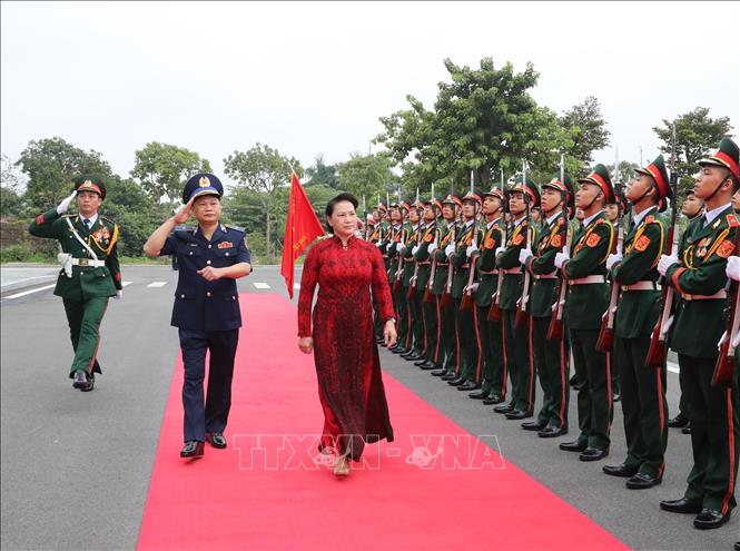 Photo: National Assembly Chairwoman Nguyen Thi Kim Ngan reviews the guards of honour at the ceremony. VNA Photo: Trọng Đức