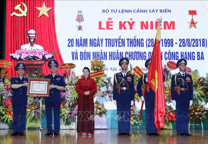 Photo: NA Chairwoman Nguyen Thi Kim Ngan presents the Military Exploit Order, Class III to Vietnam Marine Police at the ceremony. VNA Photo: Trọng Đức 