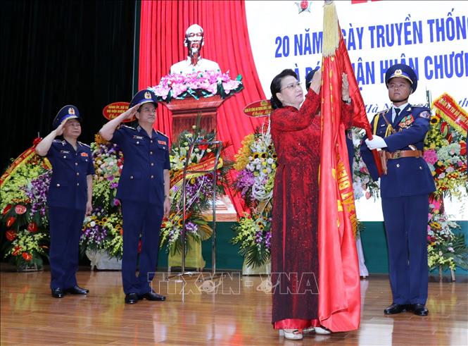Photo: NA Chairwoman Nguyen Thi Kim Ngan attaches the Military Exploit Order, Class III to the traditional flag of Vietnam Marine Police at the ceremony. VNA Photo: Trọng Đức 