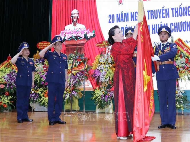 Photo: NA Chairwoman Nguyen Thi Kim Ngan attaches the Military Exploit Order, Class III to the traditional flag of Vietnam Marine Police at the ceremony. VNA Photo: Trọng Đức 
